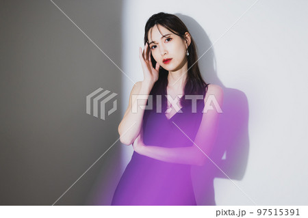 ブラックドレスの女性 ブラックドレスの女性 97515391