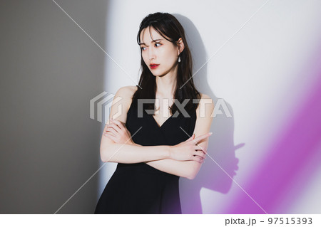 ブラックドレスの女性 ブラックドレスの女性 97515393