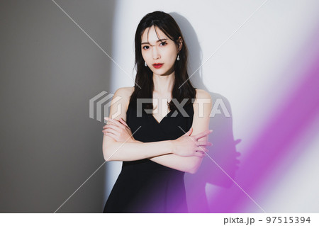 ブラックドレスの女性 ブラックドレスの女性 97515394