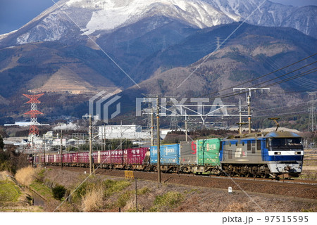 伊吹山の雪景色を背景に走行するコンテナ貨物列車 97515595