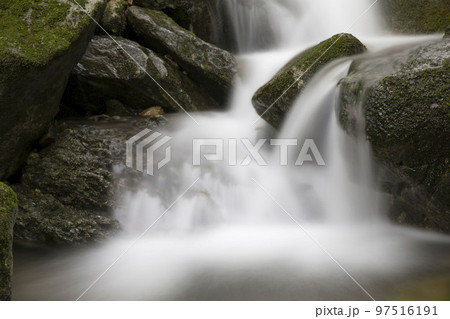 滝 流れ 外 97516191