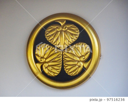 岡崎城の三河武士のやかた家康館の三つ葉葵の紋（愛知県天守閣）2022年10月 97516236