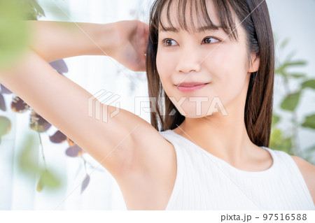 タンクトップの美肌女性 タンクトップの美肌女性 97516588