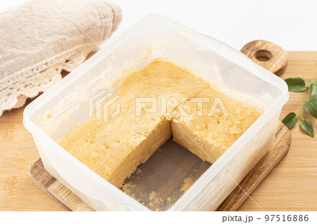 カットしたきな粉のケーキ カットしたきな粉のケーキ 97516886