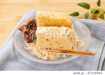 手作りのきな粉ケーキとつぶ餡 手作りのきな粉ケーキとつぶ餡 97516892