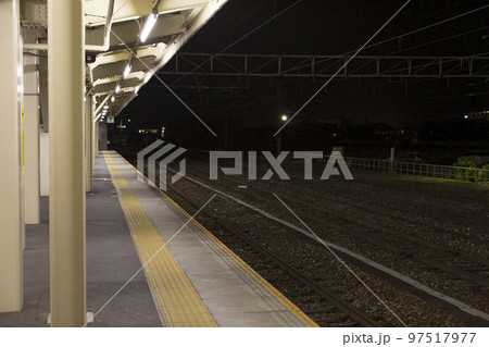 人がいない夜のホーム　列車が停車していない夜のホーム 97517977