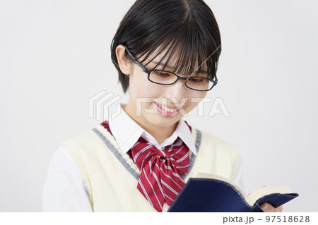 読書する女子高生　白背景 97518628