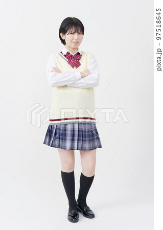 怒る女子高生　全身　白背景 97518645