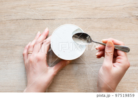 アイスクリームを食べる女性の手 97519859