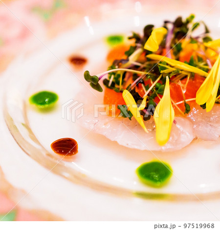 彩り豊かに盛り付けられた カルパッチョ 【 洋食 の イメージ 】 97519968