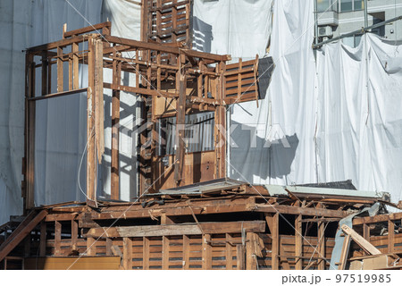 木造家屋の解体工事　木材と骨組み 97519985