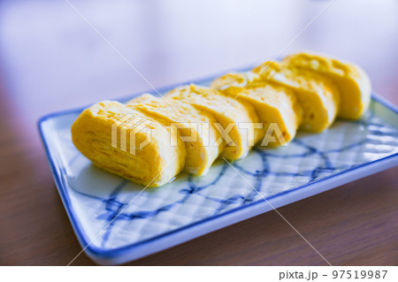 玉子焼き は 朝食 の 卵料理 の 定番　【 和食 の イメージ 】 97519987