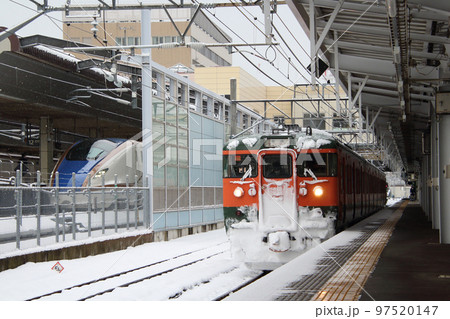 冬の長野駅に停車中の北しなの線115系（湘南色：長野⇔妙高高原） 97520147