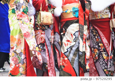 成人式　華やかな晴れ着姿 97520295