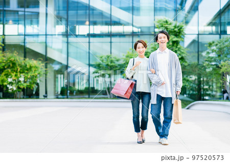 ショッピングに出かける夫婦　撮影協力：LINK FOREST 97520573