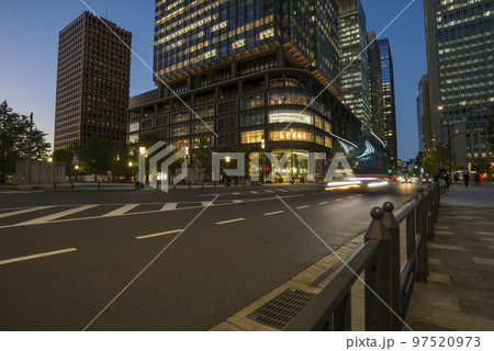 東京駅　東京駅周辺ビル　都市風景　夜景　高層ビル　ビル　オフィスビル　ブルー 97520973