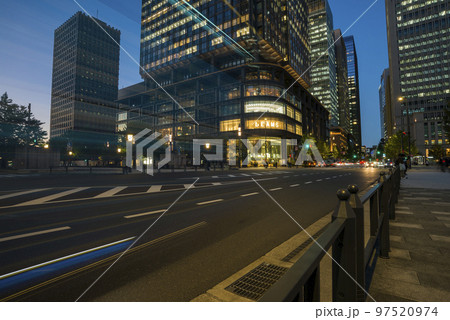 東京駅　東京駅周辺ビル　都市風景　夜景　高層ビル　ビル　オフィスビル　ブルー 97520974