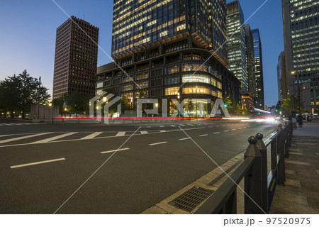 東京駅 東京駅周辺ビル 都市風景 夜景 高層ビル ビル オフィスビル ブルー 東京駅 東京駅周辺ビル 都市風景 夜景 高層ビル ビル オフィスビル ブルー 97520975