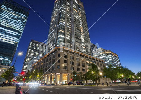 東京駅　東京駅周辺ビル　都市風景　夜景　高層ビル　ビル　オフィスビル　ブルー 97520976