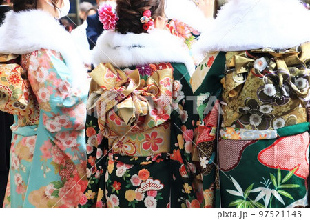 成人式　華やかな晴れ着姿 97521143