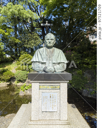 長崎・大浦天主堂のローマ教皇ヨハネ・パウロ二世像 長崎・大浦天主堂のローマ教皇ヨハネ・パウロ二世像 97521709