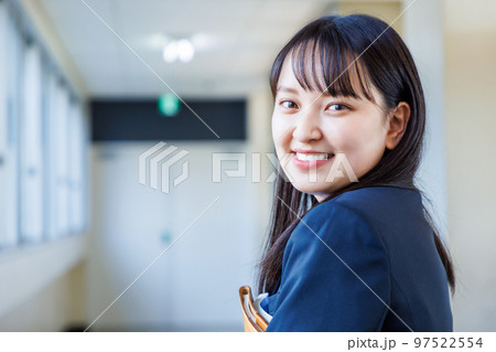 廊下を歩く制服姿の女子高生 97522554