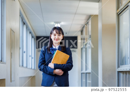 廊下を歩く制服姿の女子高生 97522555