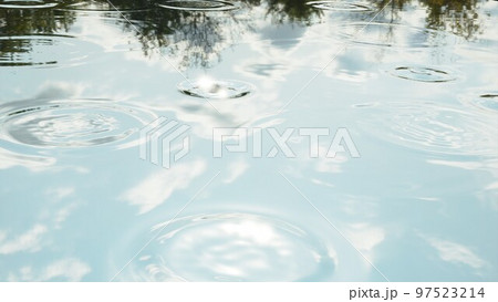 水面の波紋の背景素材 97523214