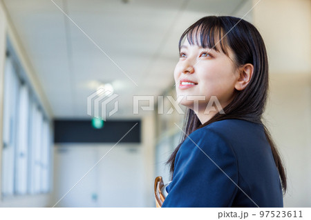 廊下を歩く制服姿の女子高生 廊下を歩く制服姿の女子高生 97523611