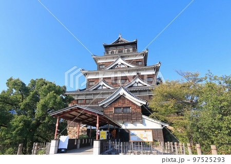 【広島県】秋の広島城（天守） 97525293