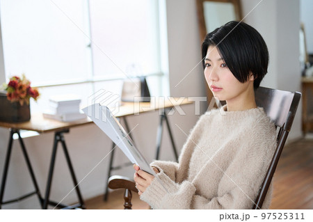リビングでくつろぐ若い女性 97525311