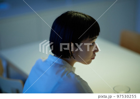 部屋でぐったりとする女性 97530255