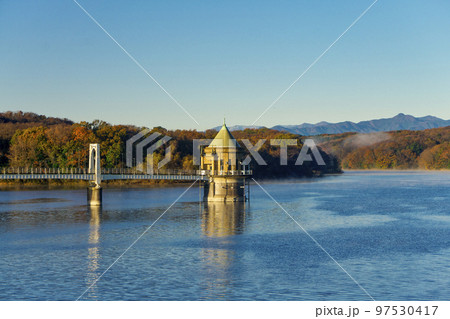 早朝の冬の狭山湖堰堤から見る湖面とと取水塔 97530417