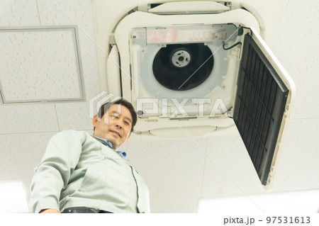 天井埋め込み型エアコンのメンテナンス 97531613