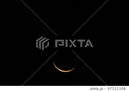 北杜市白州町、月齢27.7霜月有明の月（位置：中央下） 97532106