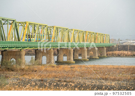 【牟岐線】雪が舞う那賀川橋りょうを渡るむろと号 97532505