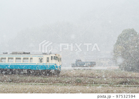 【牟岐線】雪景色を走行する普通列車 【牟岐線】雪景色を走行する普通列車 97532594