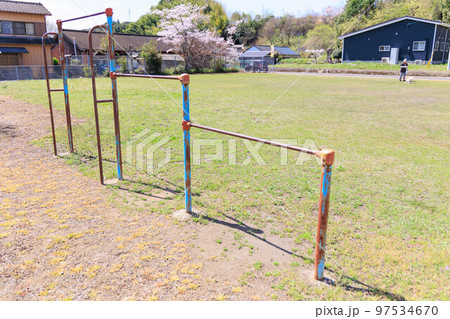田舎の鉄棒のみの公園 田舎の鉄棒のみの公園 97534670