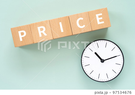 PRICEと書かれたブロックと時計 PRICEと書かれたブロックと時計 97534676
