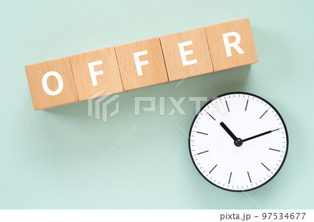 OFFERと書かれたブロックと時計 OFFERと書かれたブロックと時計 97534677