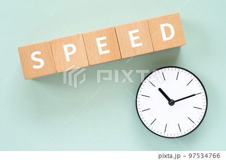 SPEEDと書かれたブロックと時計 97534766