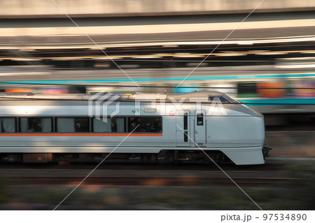 駅を颯爽と通過する651系特急「草津」号_2022/11/12撮影 駅を颯爽と通過する651系特急「草津」号_2022/11/12撮影 97534890