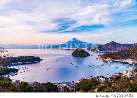 (静岡県)伊豆から眺める海越しの富士山 トワイライト (静岡県)伊豆から眺める海越しの富士山 トワイライト 97535403
