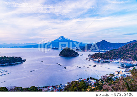 (静岡県)伊豆から眺める海越しの富士山 トワイライト (静岡県)伊豆から眺める海越しの富士山 トワイライト 97535406