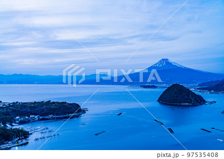 （静岡県）伊豆から眺める海越しの富士山　トワイライト 97535408