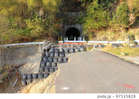 土砂流出した鉄道遺産 旧北陸本線トンネル郡の芦屋トンネル（敦賀側） 97535829