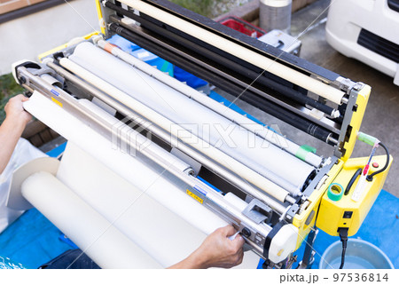 壁紙を張り替える職人さん 壁紙を張り替える職人さん 97536814