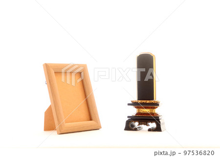 窓辺に置かれた遺影と手元供養用の位牌1 97536820