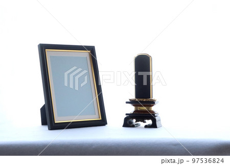 窓辺に置かれた遺影と手元供養用の位牌5 窓辺に置かれた遺影と手元供養用の位牌5 97536824