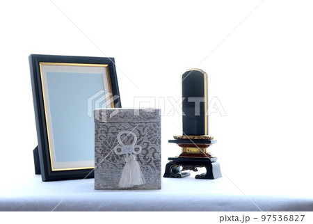 窓辺に置かれた遺影と手元供養用の遺影と位牌2 97536827